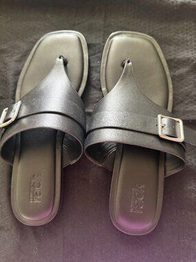 Rack Room Shoes Buckle Thong Straps Women's Sandals Black Size 8.5